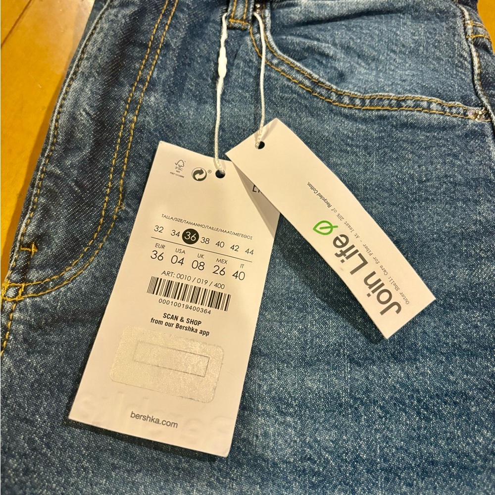 Brand new, never worn. Bershka mom slim jeans, size 36 European, size 4 US.